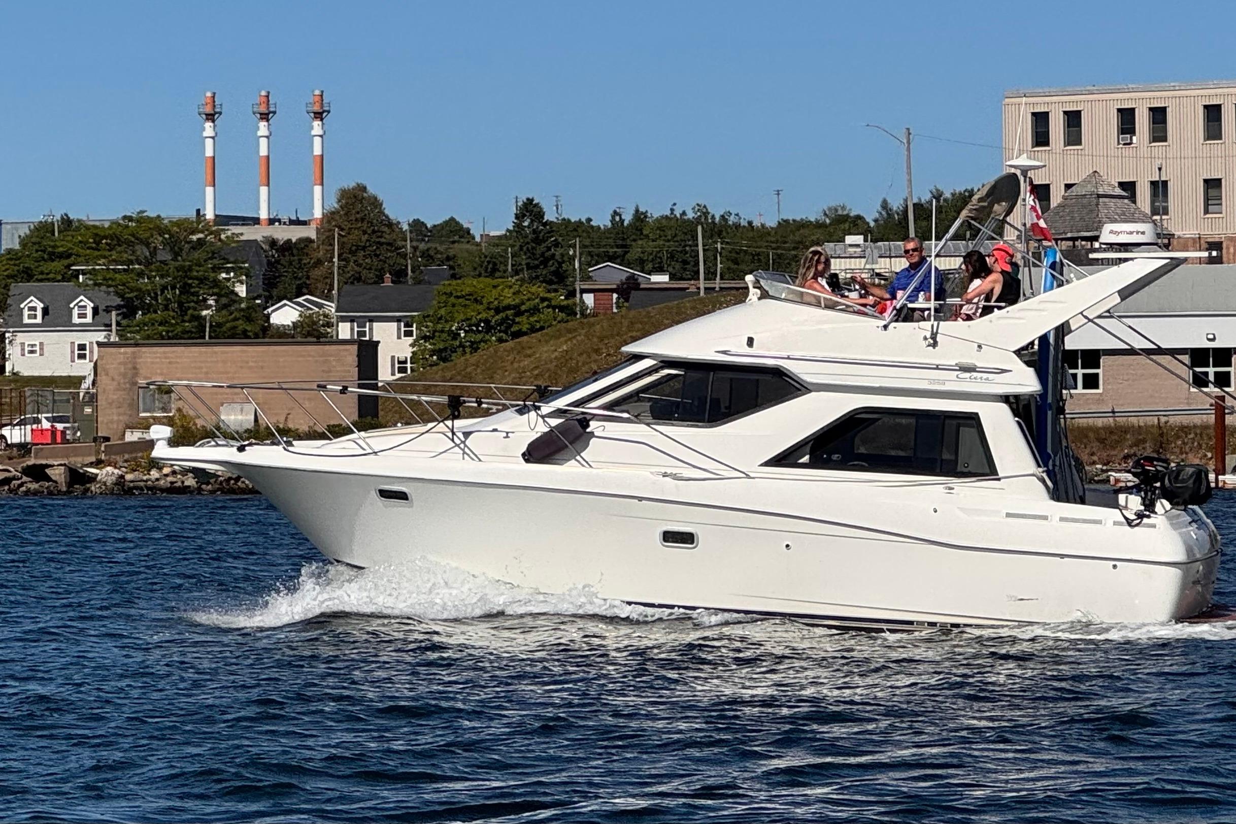 Bayliner 3258 Command Bridge Command Bridge Cruiser