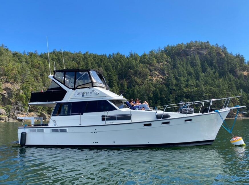 Bayliner 3870 / 3888 Motor Yacht Mid-Cabin Flybridge Motor Yacht