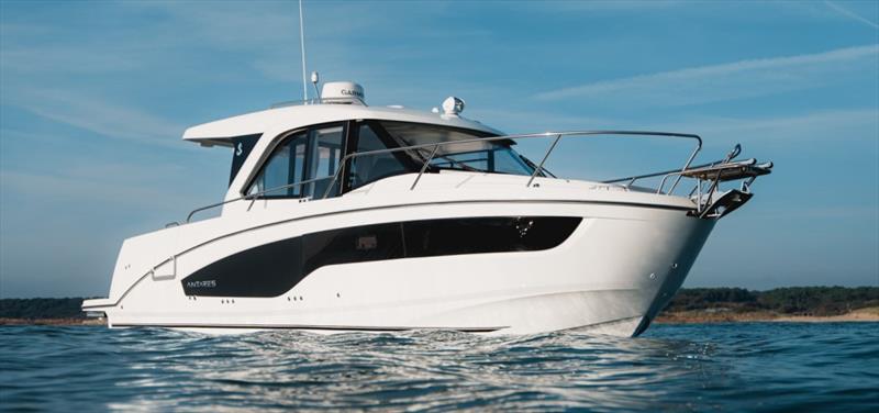 Beneteau Antares 9 Series 1 / Series 2