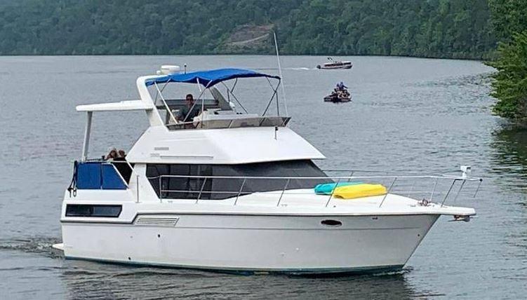 Carver 33 / 350 Aft Cabin Aft Cabin Motor Yacht