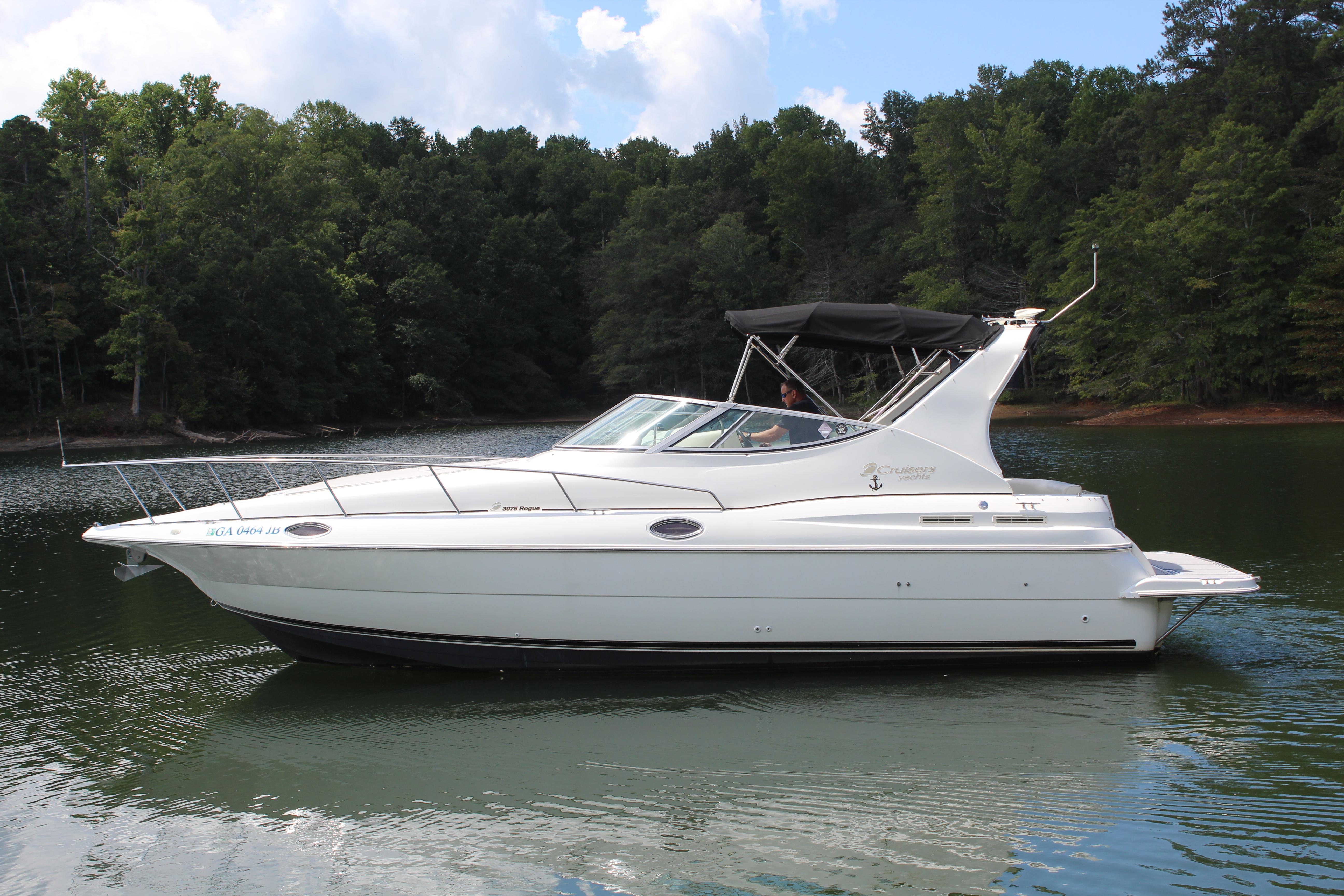 Cruisers Yachts 288 / 298 Villa Vee / 2980 Esprit Flybridge Cruiser