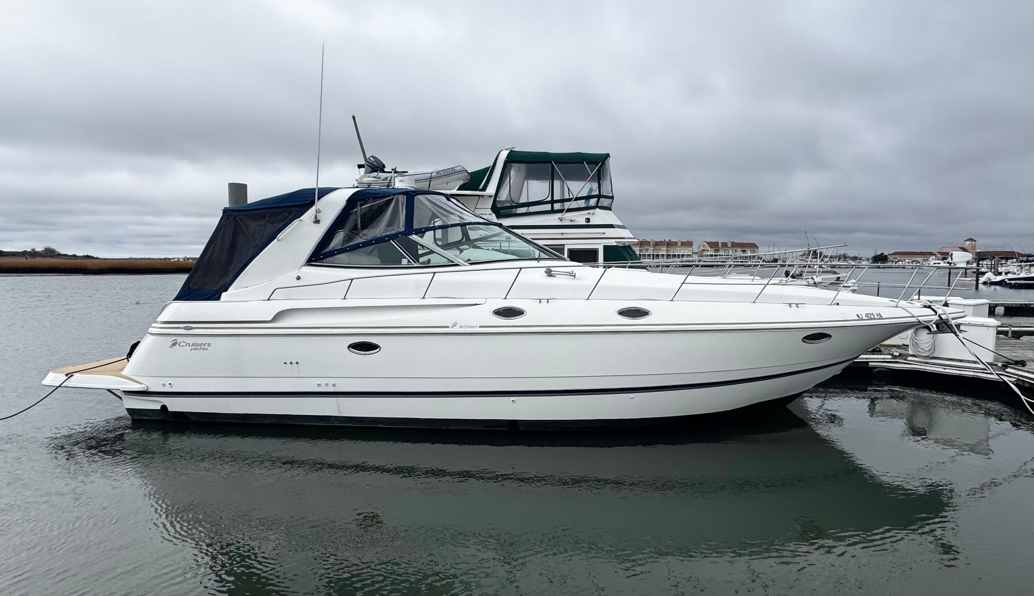 Cruisers Yachts 3870 Esprit / Express Express Cruiser