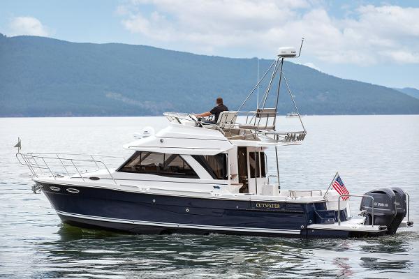 Cutwater C-32 CB Command Bridge