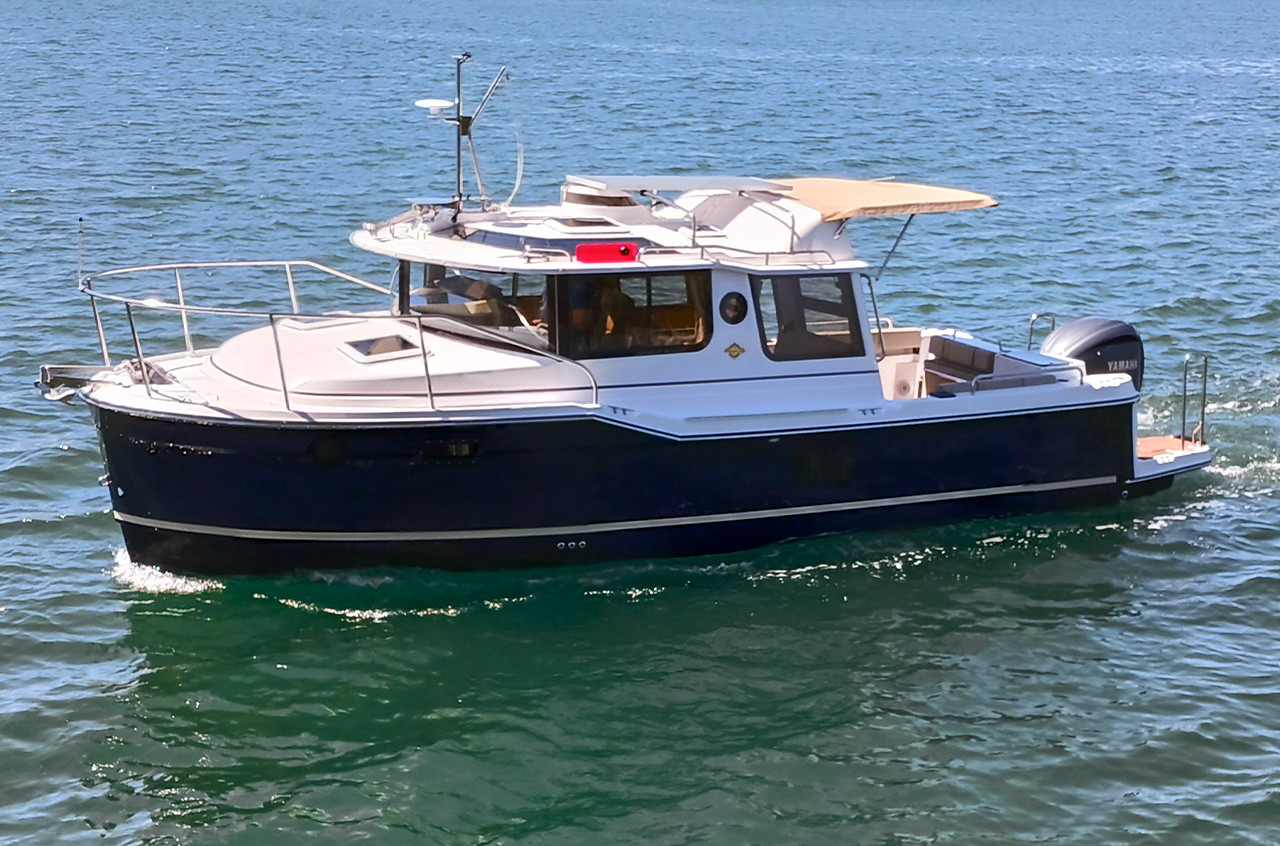 Ranger Tugs R-25 Current outboard