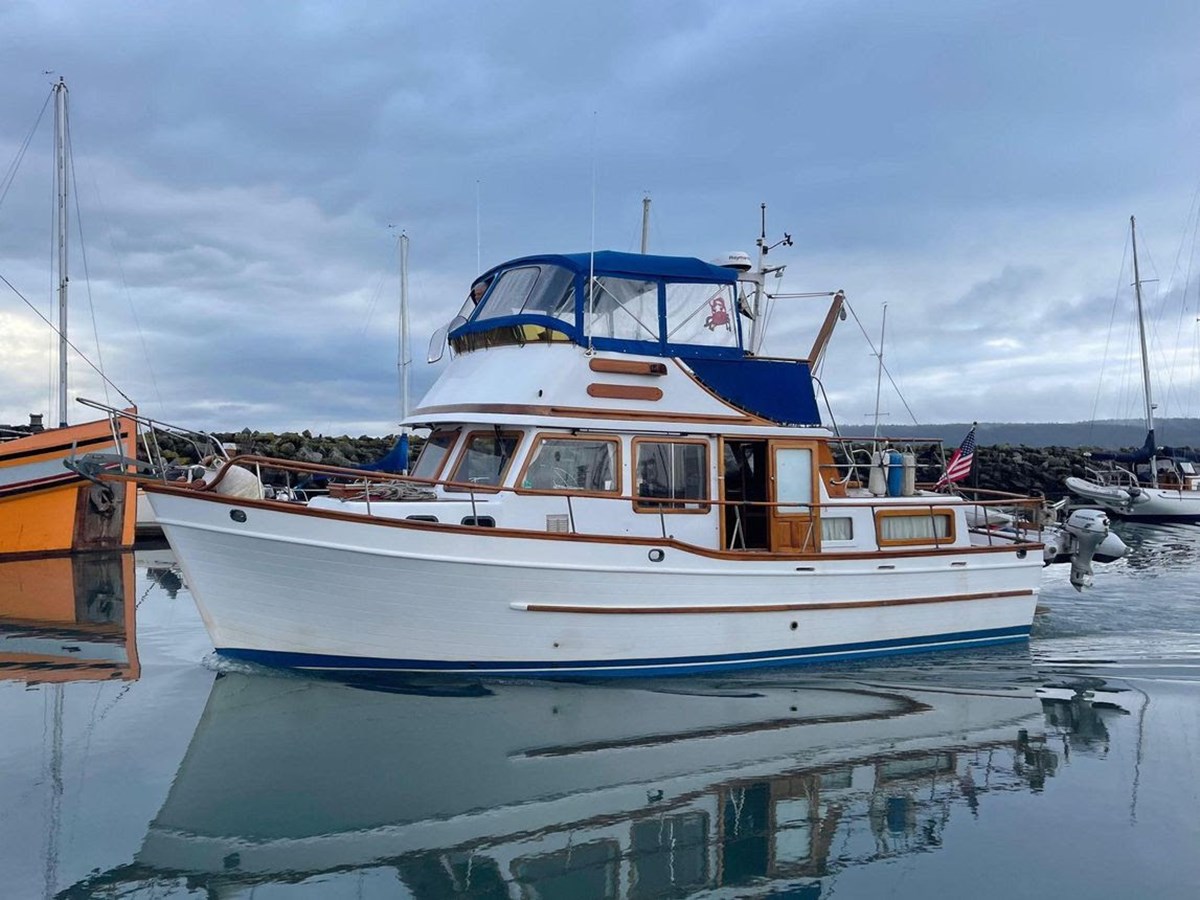 Universal 36 Tri-Cabin Trawler Tri-Cabin